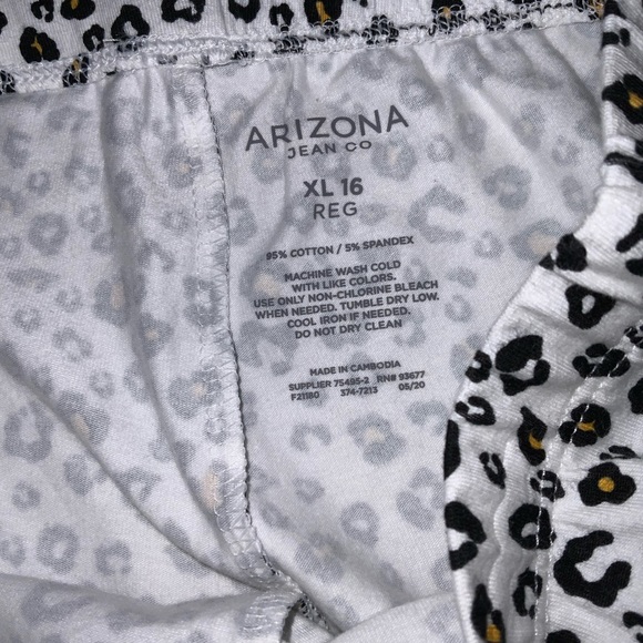 Arizona jean Co white / yellow / black cheetah pattern legging a ( Never Worn ) - Picture 4 of 7